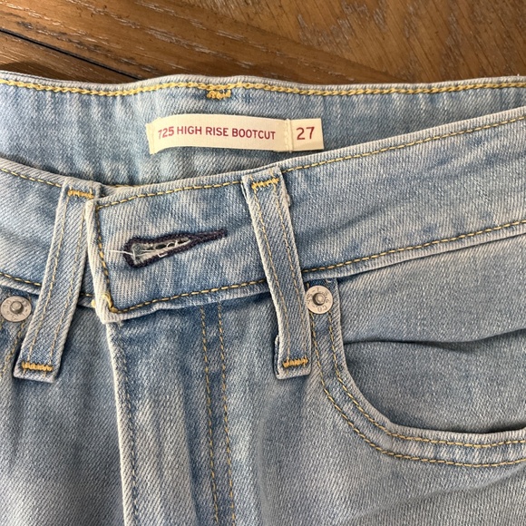 Lev’s 725 High rise bootcut light wash - Picture 2 of 16